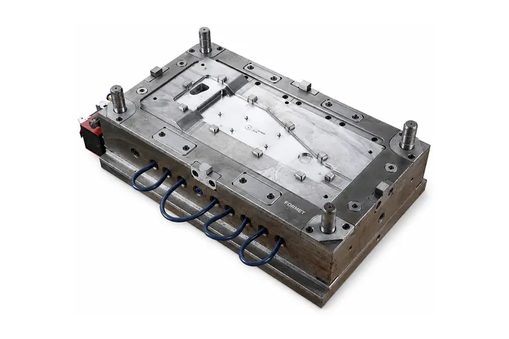 Steel injection mold with an angled flat cavity and looped cooling hoses